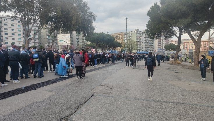 Napoli-Milan: tifosi in coda per l'ingresso al Maradona