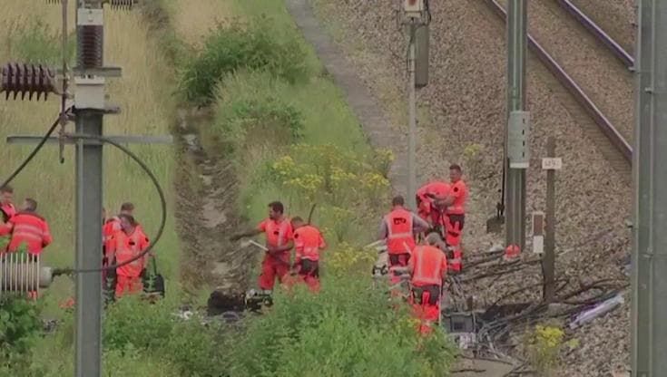 Francia, operai al lavoro sulla linea ferroviaria bloccata dai sabotaggi