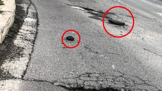 Emergenza buche a Roma, dopo le chiusure divieto di sosta per le automobili