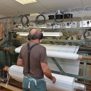 La ripartenza delle industrie tessili del Biellese dura 24 ore, poi lo stop da Roma