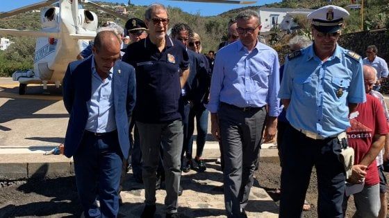 Sopralluogo di Musumeci a Ginostra dopo l'esplosione sullo Stromboli  