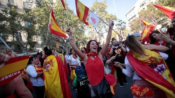 Barcellona, la voce degli unionisti: in 80mila in piazza contro la secessione