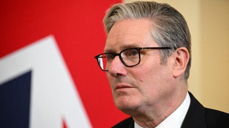 Il discorso di Starmer dopo la disfatta: “Non mi dimetto”. Ma il premier britannico è alle corde