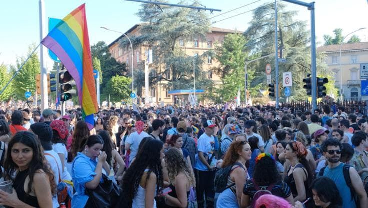 In migliaia per il Rivolta Pride a Bologna. Attivista Flotilla brucia tuta del carcere in Israele