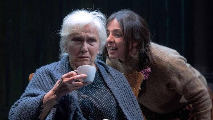 Ambra Angiolini a teatro, figlia infelice e piena di rabbia