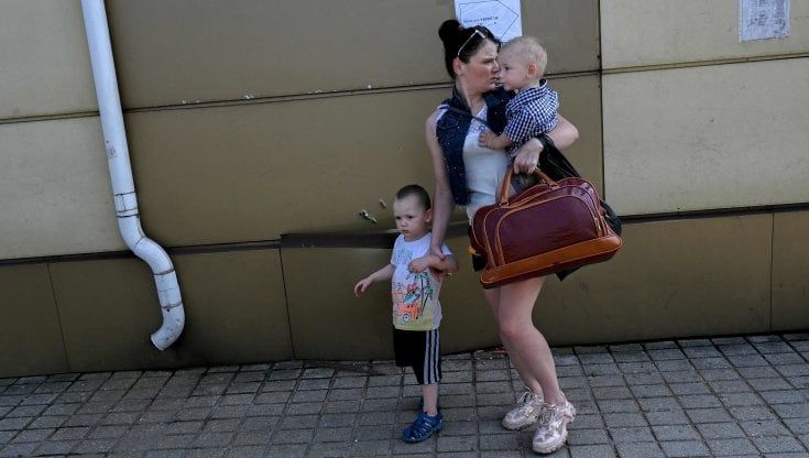 Ucraina, tra le auto in fuga dal Donbass. Mentre a Zaporizhzhia è ancora tensione nucleare
