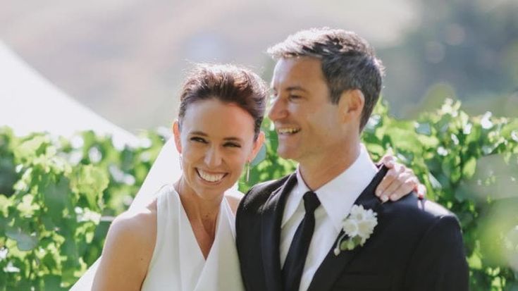 Jacinda Ardern si è sposata. Un anno fa le clamorose dimissioni da premier della Nuova Zelanda