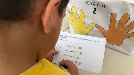 Varese, bisogna dipingere la facciata della scuola: i bambini scelgono i colori