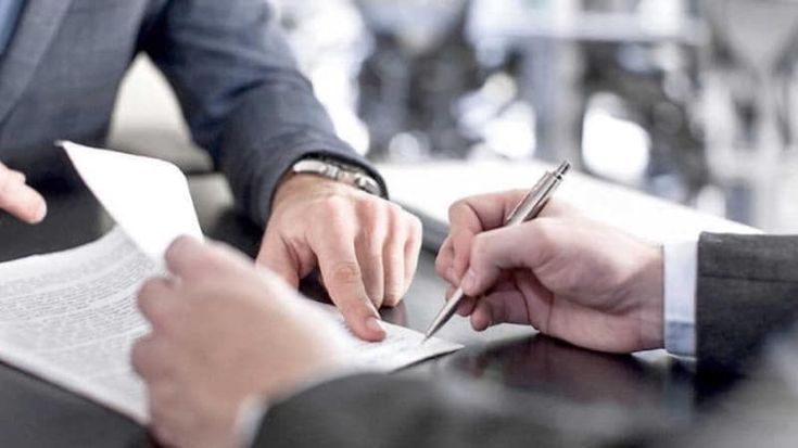 Assicurati senza saperlo: allarme Ivass sulle polizze vendute da utilities e supermercati