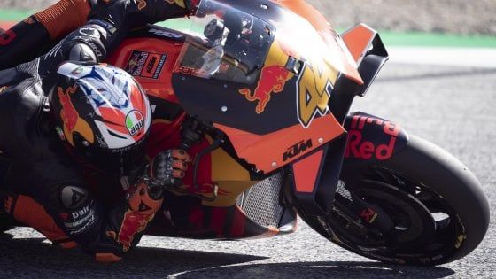 MotoGp di Stiria: Espargarò in pole, nono tempo per Dovizioso. Rossi scivola, partirà dalla quinta fila
