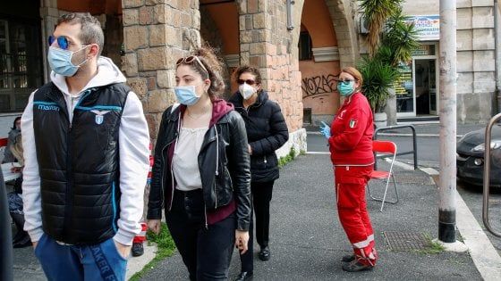 Coronavirus: l'esperto delll'Oms: "Mortalità in calo se si fanno più tamponi"