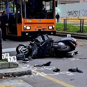 Milano, incidente sulla preferenziale: scooter investe pedone