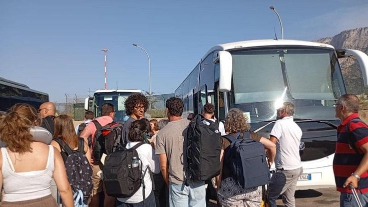 Punta Raisi, caccia ai pullman per tornare a Fontanarossa. E un taxi chiede 800 euro