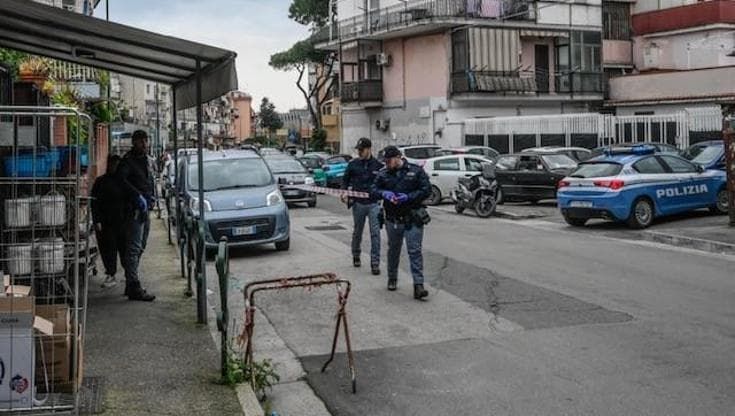 Napoli, uomo di 34 anni ucciso a colpi d’arma da fuoco a San Giovanni a Teduccio