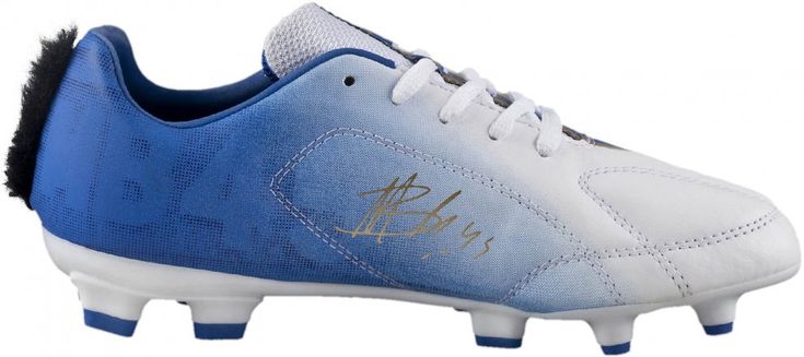 Balotelli lancia le scarpe da calcio con la cresta. Ironia sul web