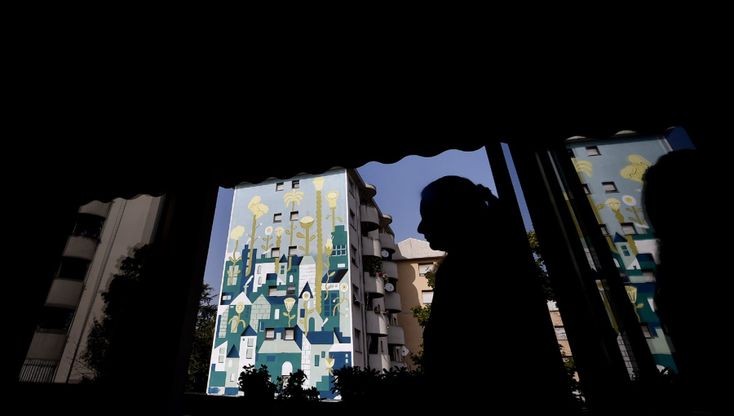 Parma, il grande murale colora il palazzo Acer - foto