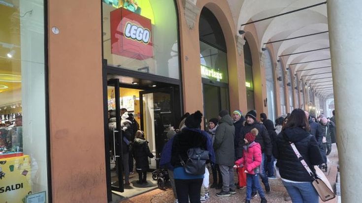 Saldi al via a Bologna con cautela: “Sono troppo anticipati. E stop ai Black Friday”