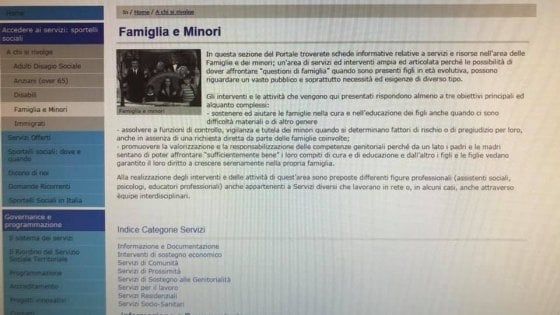 Gli Addams come immagine della pagina "Famiglia e minori" del Comune di Bologna. La Lega protesta