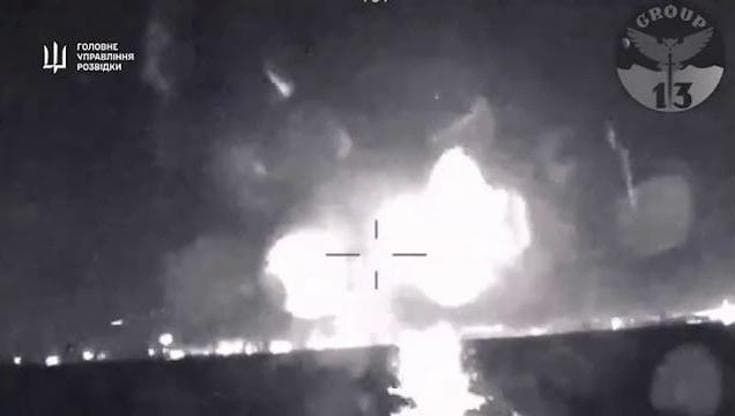 Ucraina, distrutte due motovedette russe in Crimea: l'attacco nelle immagini dei droni