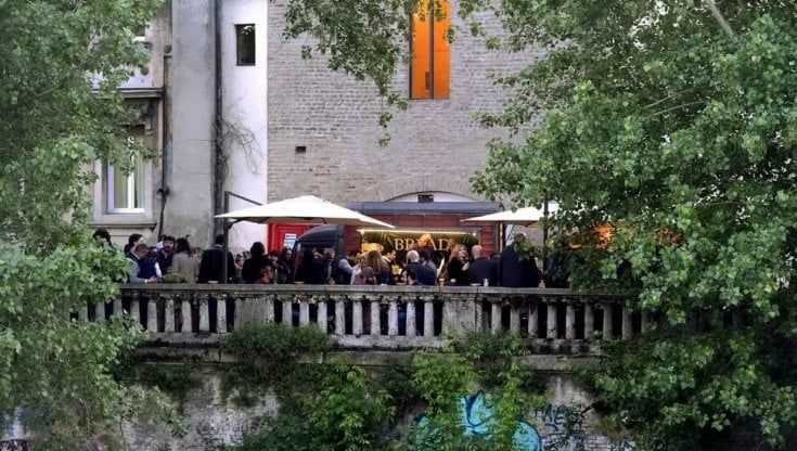 Ritorno in terrazza: cercasi gestore per il bar nella piazzetta del Torrione Visconteo 