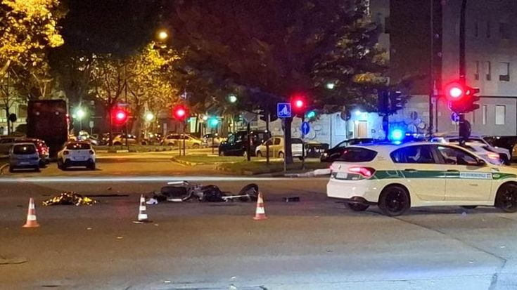 Incidente nella notte in piazza Pitagora a Torino, muore motociclista 33enne