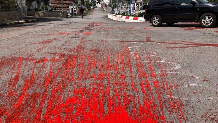 Vernice rosso sangue per i morti del Myanmar