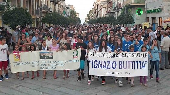 Minacce, rifiuti e clan, Bagheria in piazza con il sindaco: "Non ci fermeranno"
