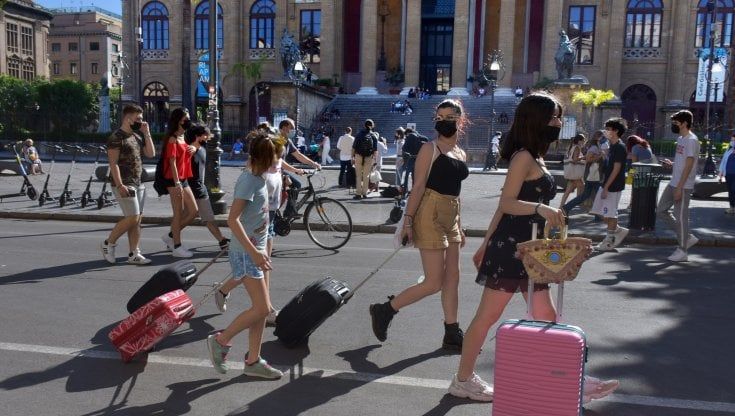La variante Delta spaventa i turisti: le disdette sfiorano il 30 per cento 