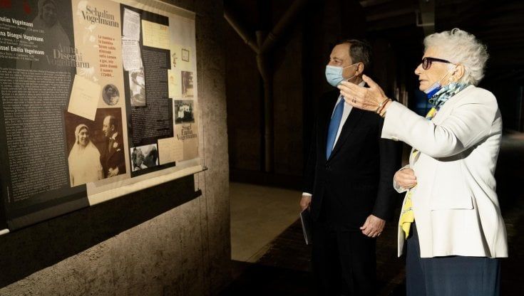 Draghi al binario 21 e la promessa a Segre: “Custodiamo la memoria dei Giusti”