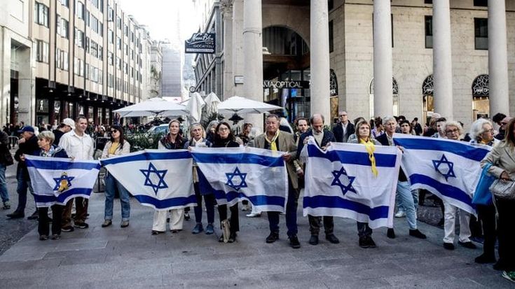 In piazza per ricordare il massacro del 7 ottobre: “Lo stop al gemellaggio è antisemitismo”