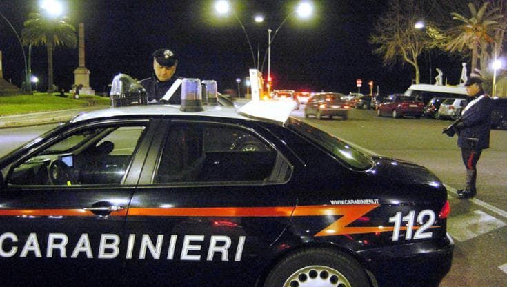 Ragazza di 15 anni tenta il suicidio, arrestato il padre: “Le sbatteva la testa contro il muro”