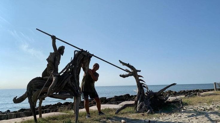 L’uomo che trasforma il legno portato dal mare in sculture animali: “La mia arte ai Lidi ferraresi”