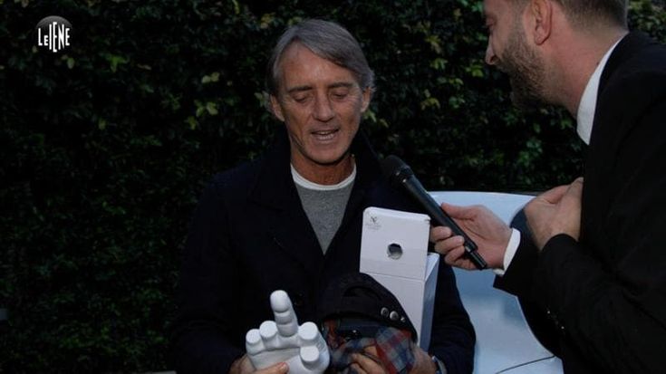 Dito medio a Mancini: “Te lo manda Gravina”. L’ex ct a Le Iene: “Addio non solo per soldi”