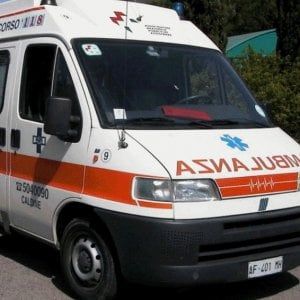 Operaio di 65 anni cade dal tetto e muore nel Cuneese