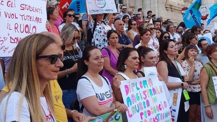 Insegnanti di sostegno: la manifestazione davanti al Ministero di genitori e docenti contro le riforme annunciate da Valditara
