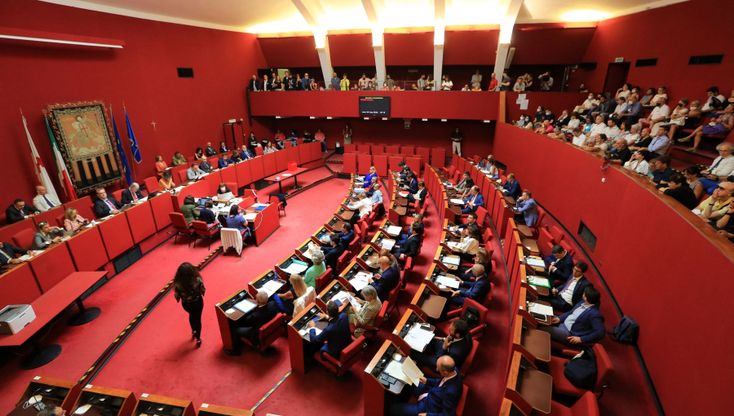 Primo consiglio comunale di Genova, convalidati i consiglieri, l'opposizione si astiene