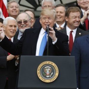 Usa, Trump celebra la riforma fiscale: "L'America sta tornando grande"