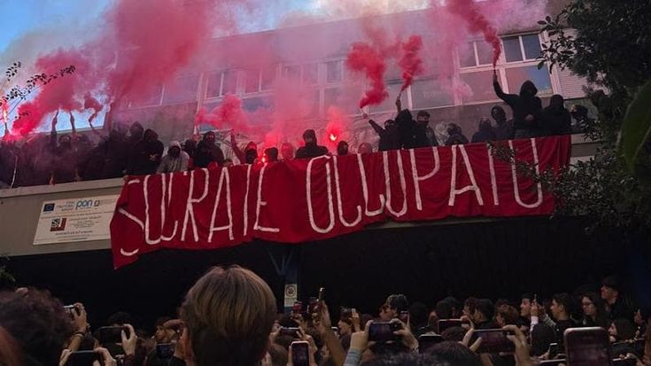 “Contro l’oppressione dei palestinesi da parte di Israele”, gli studenti occupano il liceo Socrate