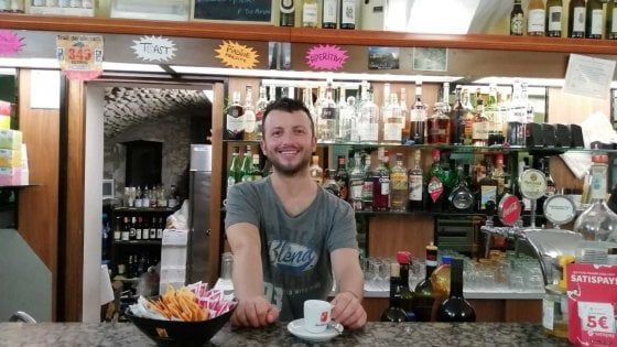 Palazzuolo sul Senio, nel bar di Lorenzo, libri al posto delle slot “Ho visto troppa gente perdere tutto” 