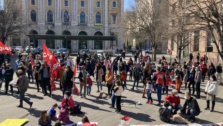 Scuola, l'Italia in dad scende in piazza: manifestazioni in 60 città 
