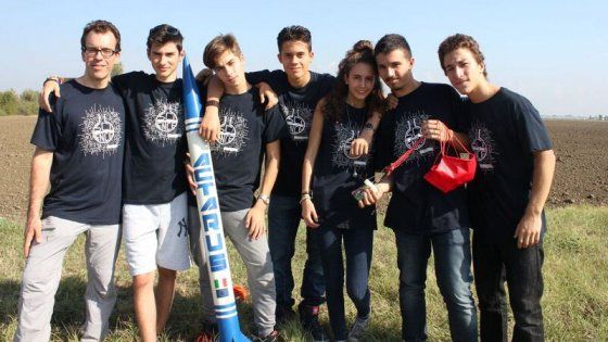 Bologna,  i ragazzi del Sabin che lanciano razzi nello spazio
