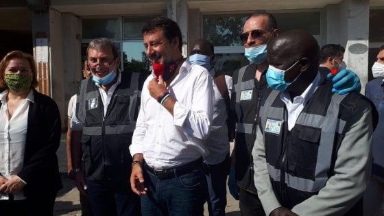 Fase 3, Salvini: "Non ne posso più di questa distanza sociale. Torniamo ad abbracciarci"