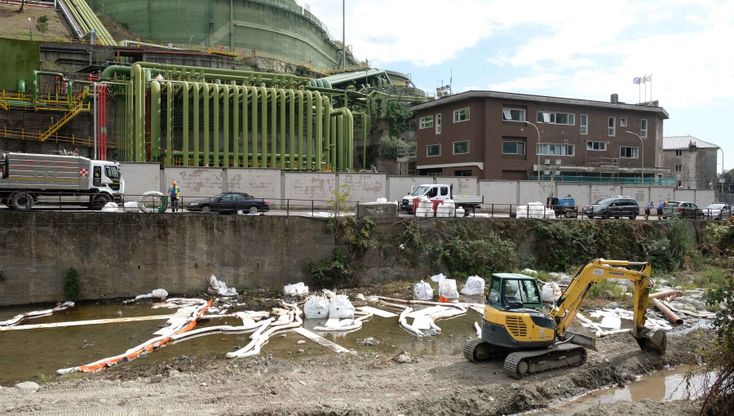 Genova, il torrente Varenna inquinato dal petrolio sversato dai depositi dell'Eni