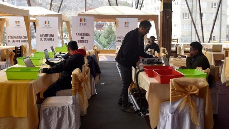 La Bolivia vota il nuovo presidente, ballottaggio tra due candidati di destra: finisce l'era Morales