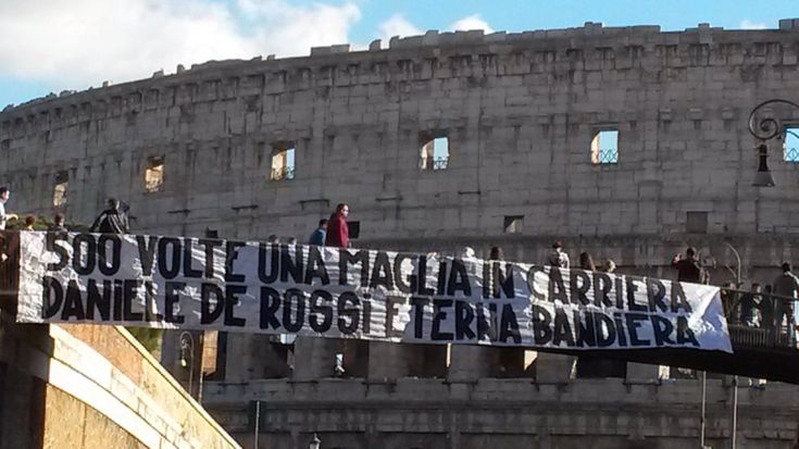De Rossi, 500 partite in maglia Roma: striscione al Colosseo