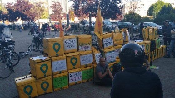Torino, i fattorini in bici picchettano davanti al McDonald's
