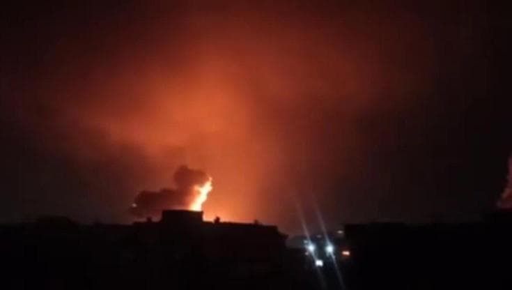 Teheran, ancora una notte di intensi bombardamenti: le immagini social