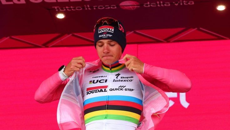 Giro, Evenepoel vince la crono di Cesena e torna in maglia rosa: "Ma pensavo di guadagnare di più"