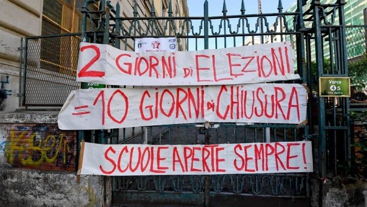 Elezioni, scuole chiuse per disinfestazione fino all’8 o all’11 ottobre: proteste a Napoli