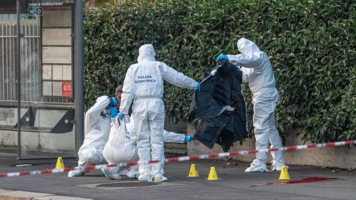 Ruba una pistola e fa fuoco, la polizia risponde: uomo gravissimo dopo la sparatoria a Rogoredo